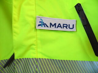 Brodeerattu logo takkille Maru